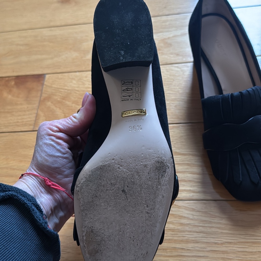 Gucci Women's Black Flats with Gold Buckle - Picture 3 of 5